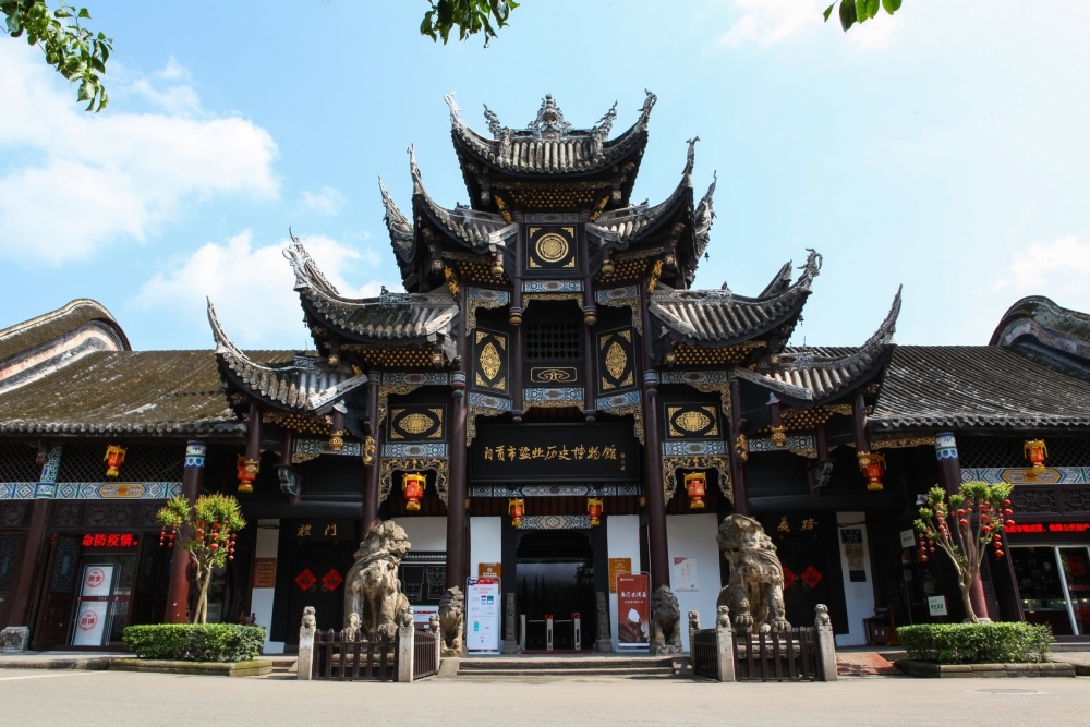 自贡市盐业历史博物馆坐落在自贡市市中区龙峰山下.