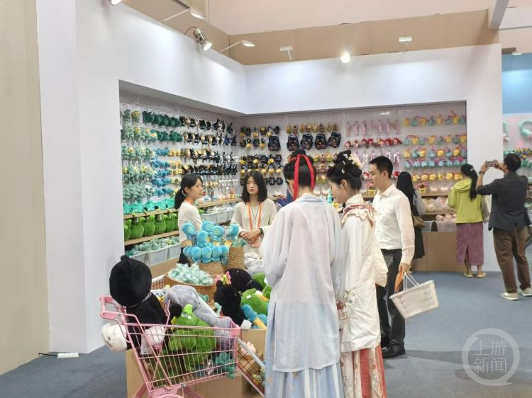 众多限量版文创产品亮相苏州文博会，观众打卡全国首个“文博毛绒超市”_腾讯新闻
