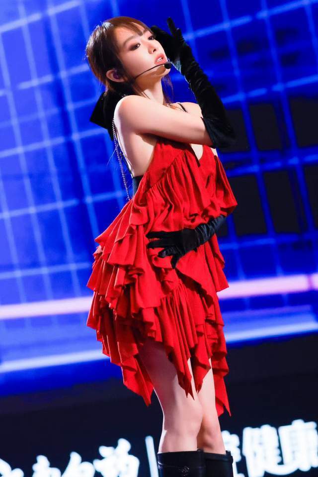 安排了很多的表演节目,不然几个小时下来就太乏味了,比如周深,李宇春