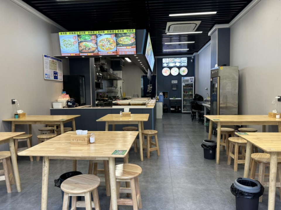 阳光厨房正常对外公示外卖打包规范使用外卖封签张贴制止餐饮浪费宣传