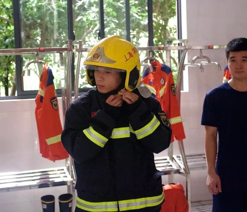 消防员为孩子们介绍了他们的工作日常和装备,并演示了消防服的穿戴