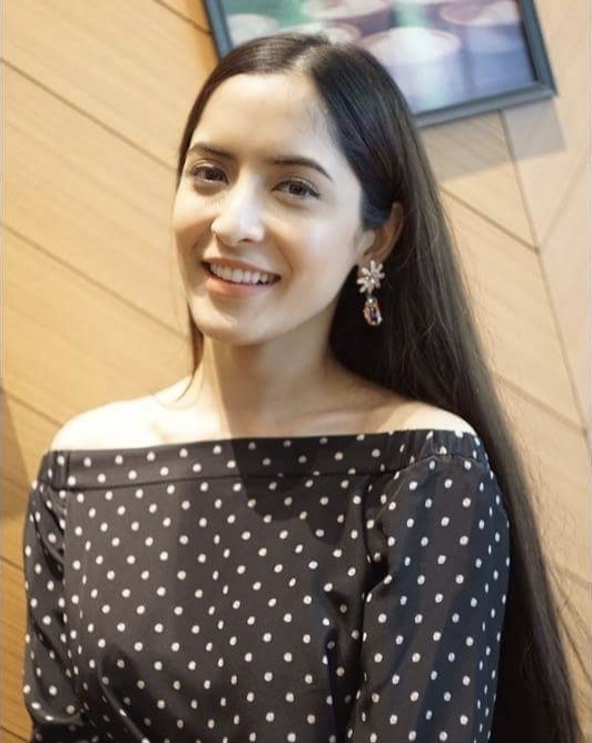 本来她是童星出道,加上美貌出众,很多泰国人都对她有滤镜,但奈何她