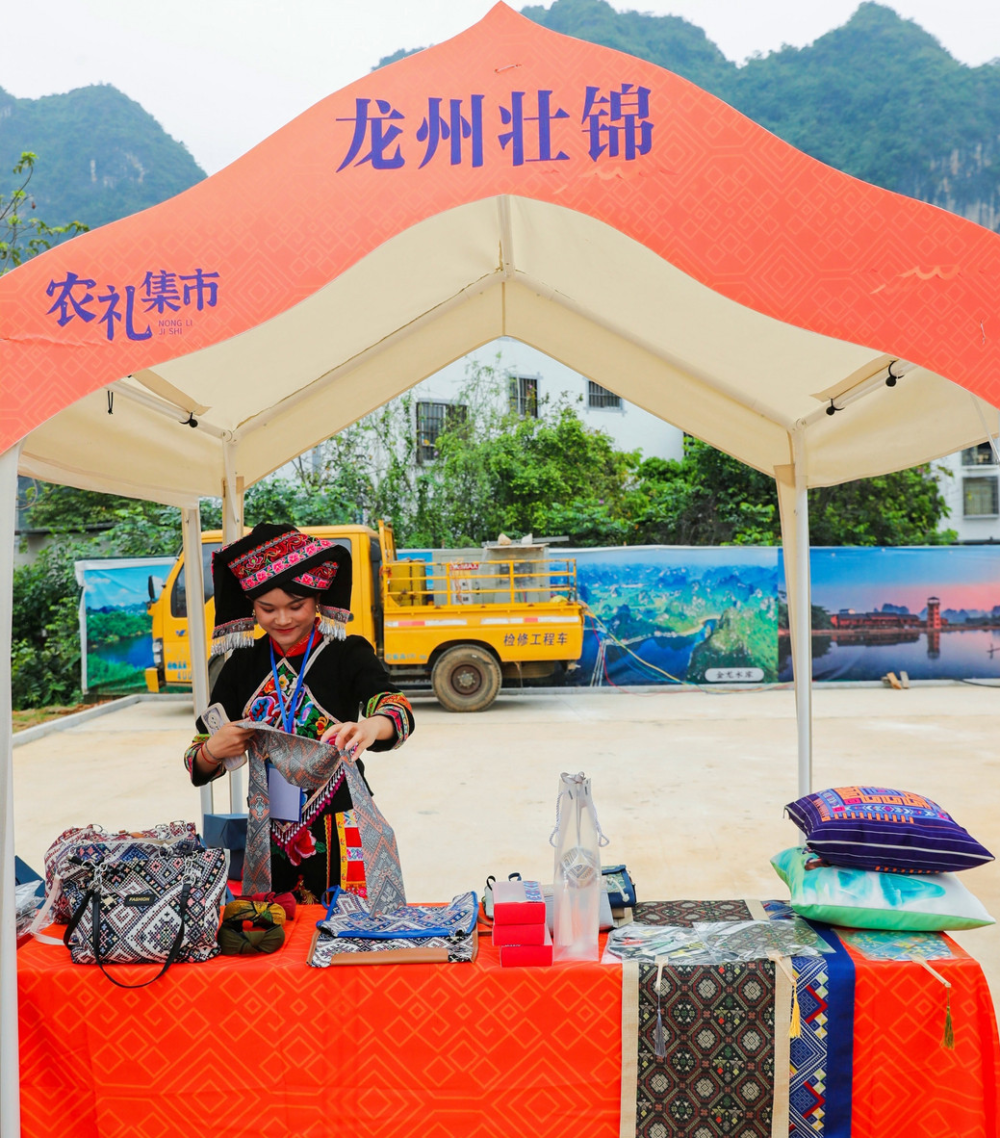 传统与时尚碰撞,我们的龙州壮锦竟然这么潮!_腾讯新闻