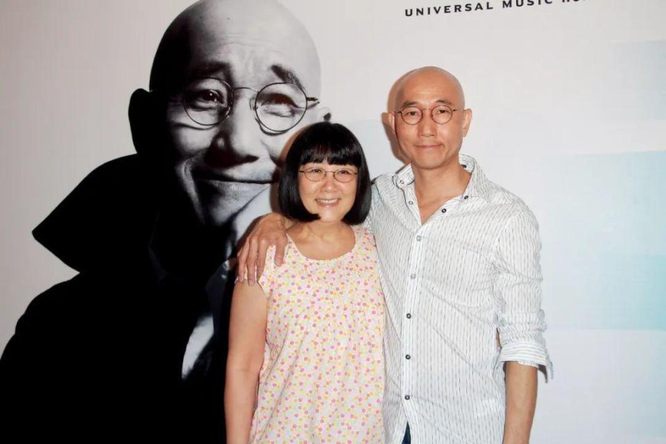 2015年,卢冠廷与妻子唐书琛相伴出席新专辑试听会.