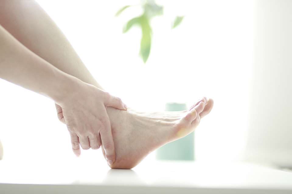 什么是加用治疗起床第一步脚后跟刺痛？大概率是足底筋膜炎！一文教你自查与自救_https://www.jmylbn.com_新闻资讯_第3张