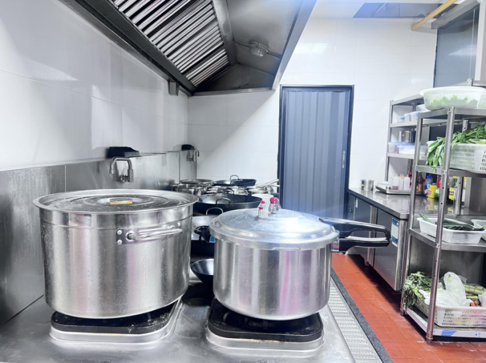 厨房环境干净整洁消毒柜等消毒设施正常使用张贴制止餐饮浪费宣传海报