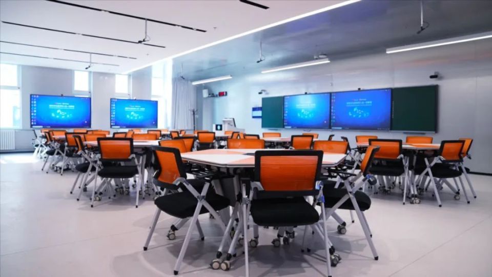 教室内部署华为智慧交互大屏ideahub,连接华为云和鸿蒙生态,为师生和