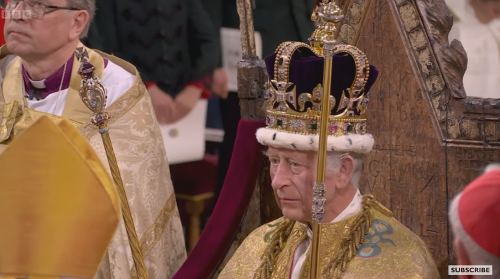 英国国王查尔斯三世正式加冕，戴上圣爱德华王冠