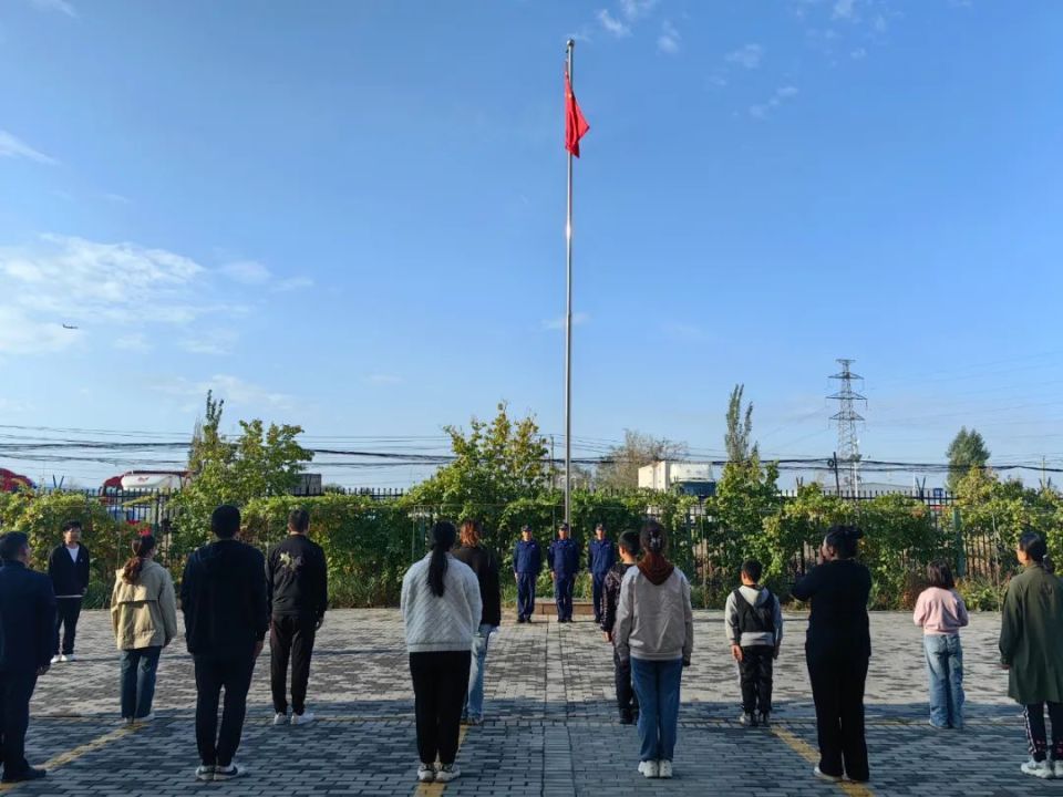 升国旗,唱国歌!祝福祖国生日快乐!