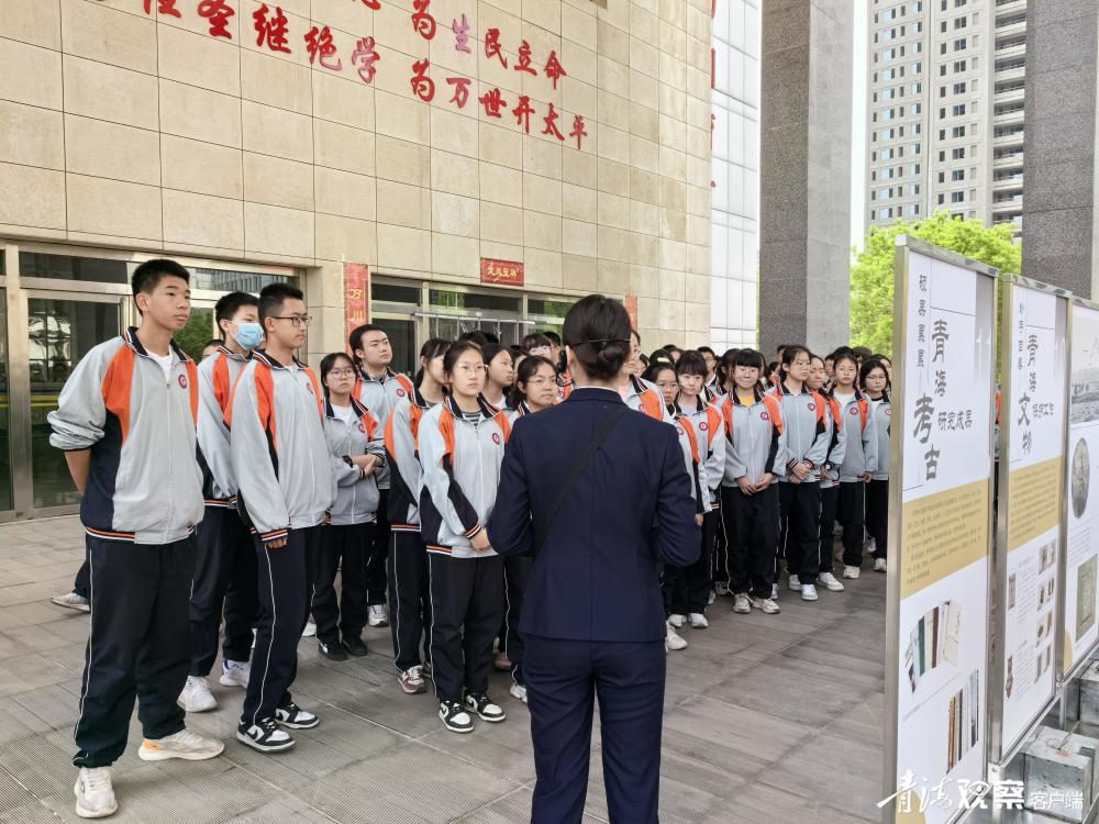 青博"送展览进校园"活动走进湟川中学