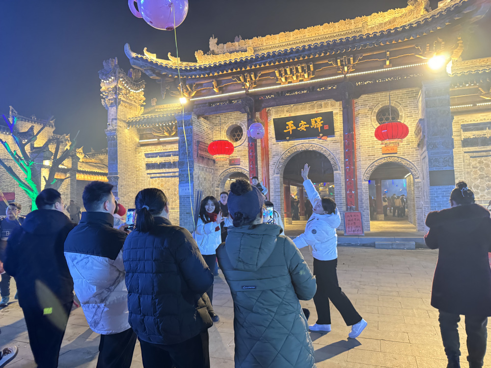 "2月11日晚,在信阳市商城县平安驿逗街,市民余女士告诉顶端新闻记者