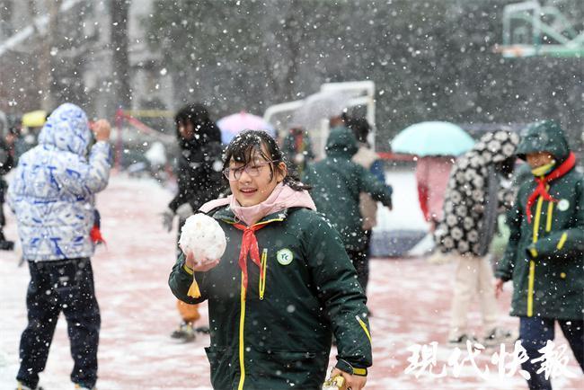 大雪紛飛南京娃好歡樂各校制定安全預案延遲到校時間