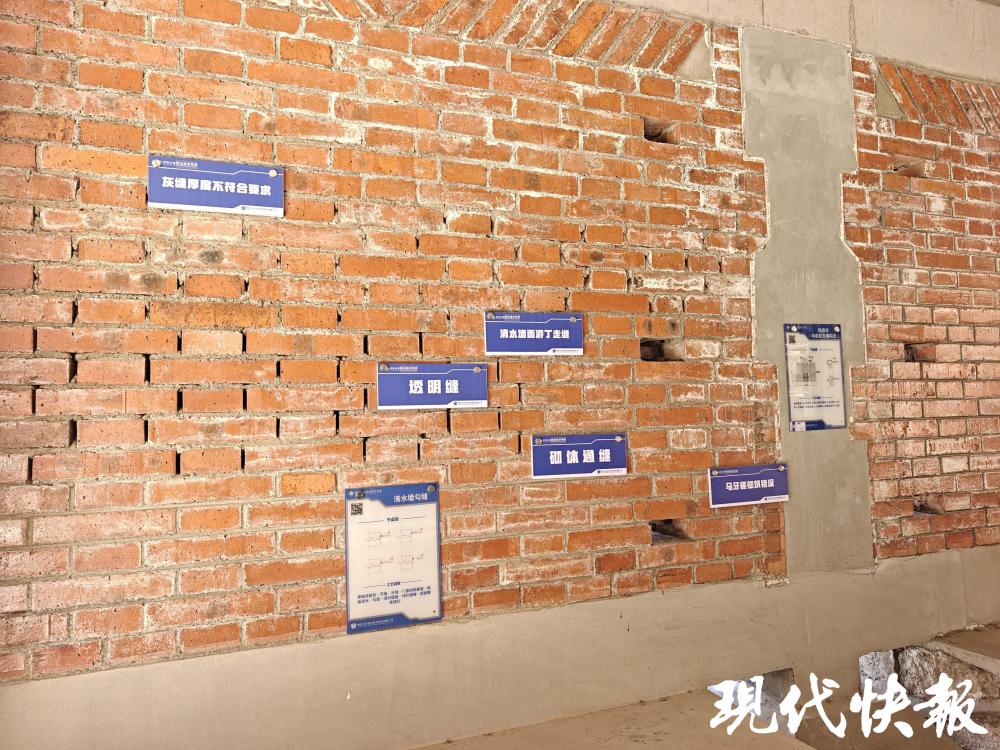 现代快报讯（记者 徐梦云 刘静妍 文/摄）穿着校服的“缝纫工”正在赶制校服，头戴安全帽的学生在拧着螺丝……这些场景并非在工厂车间，而是在伊犁中等职业技术学校的课堂上。3 月 30 日上午，现代快报记者走进这所校园，近距离感受产教融合、校企合作的生动实践。双柱基础、碳纤维加固……在工法楼的墙面上，一块块标识牌清晰标注着对应的施工工艺，学生步入其间，如同置身一本可触摸、可体验的“立体教材”。这也是新疆