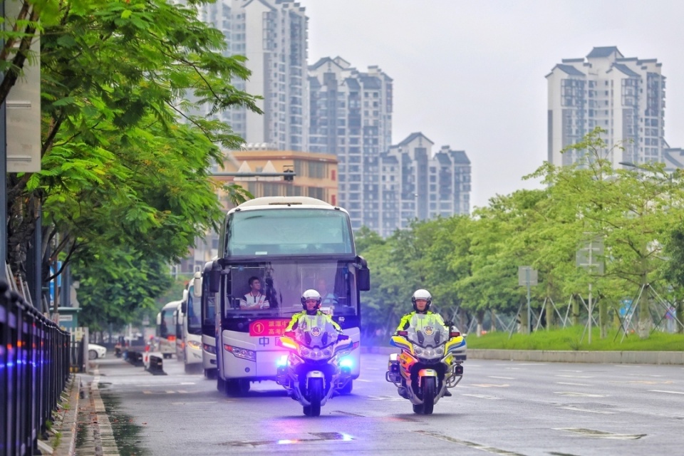 铁骑护航!高考首日上午广州交警接到8宗考生求助