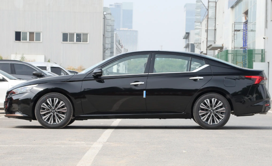 降至14万多,天籁黑金版配2.0l动力且油耗低