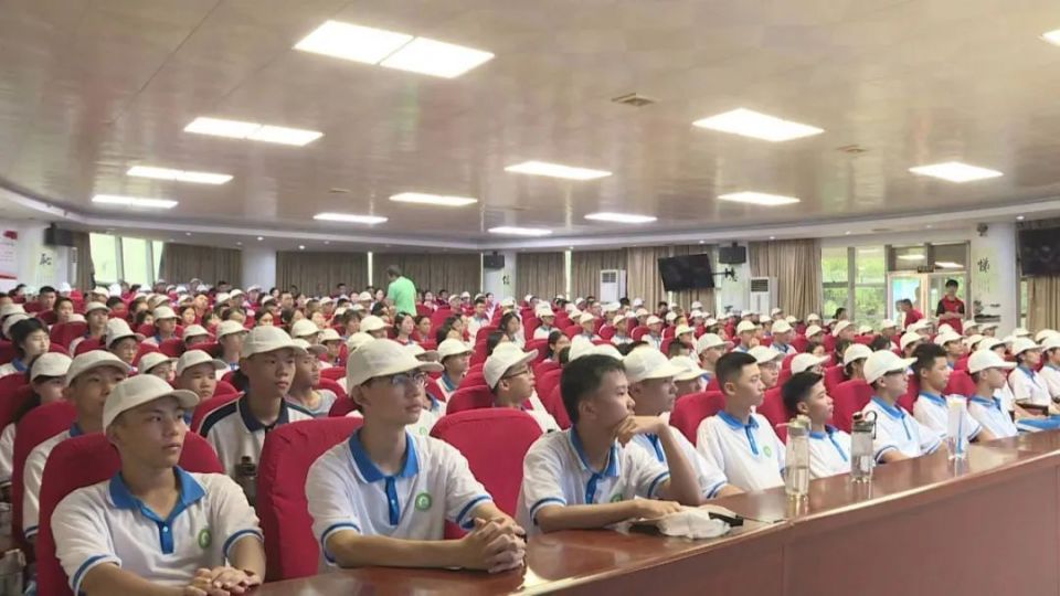 "好记者宣讲队"到惠东县高级中学开展禁毒宣讲