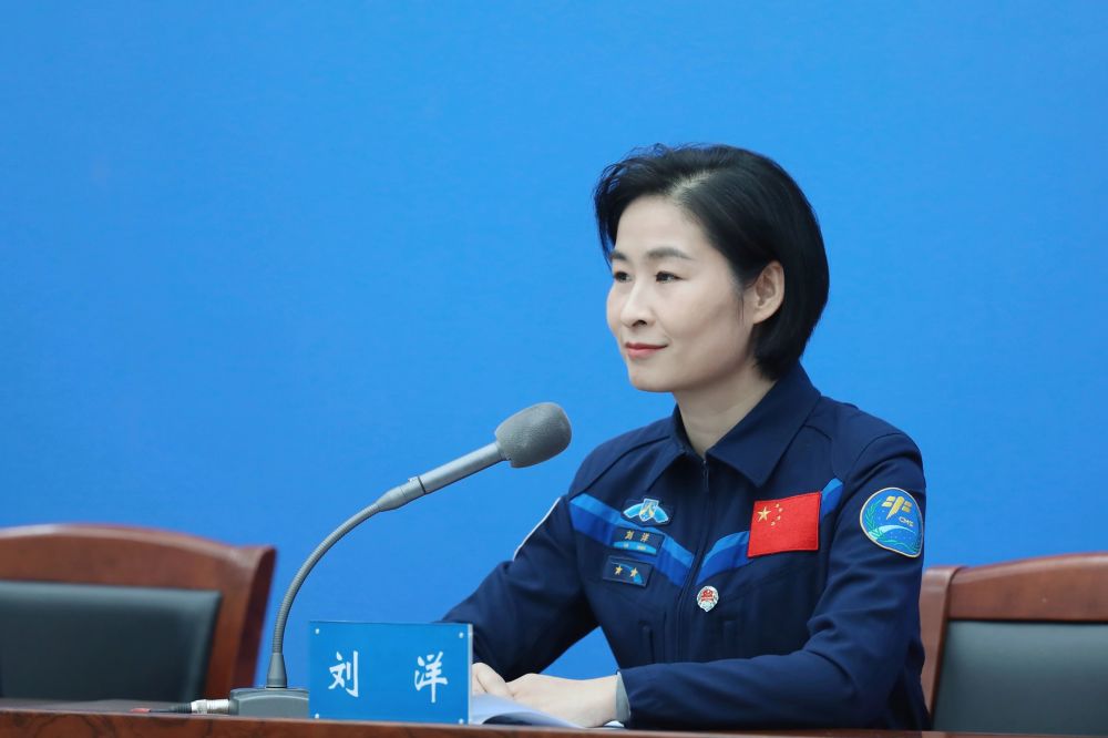 笑容灿烂的刘洋!载誉归来戎装英姿焕发_腾讯新闻