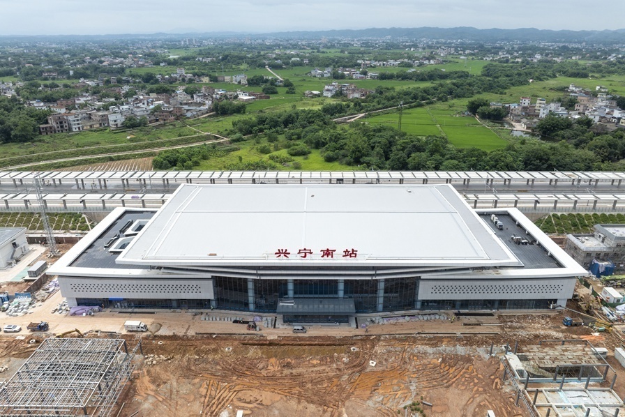 梅龙高铁探营:预计9月底具备开通条件 兴宁南站造型如"花灯"