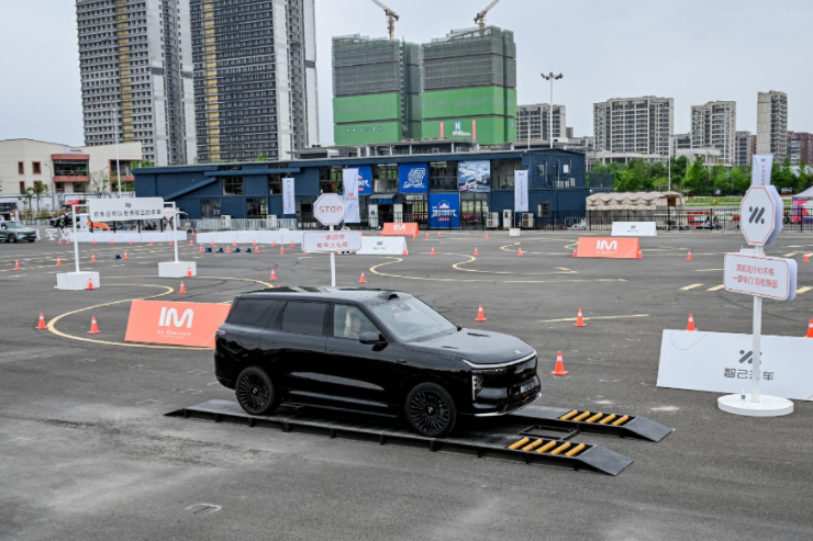 智己 LS8 深度试驾：以百万级驾控品质，定义 2026 最强 8 系旗舰_腾讯新闻