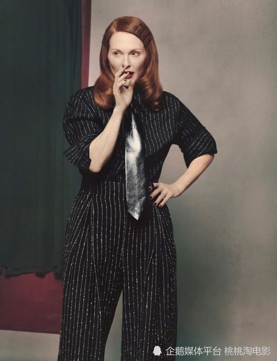 朱丽安·摩尔《another》封面大片,复古红发名伶摇曳生姿_腾讯新闻
