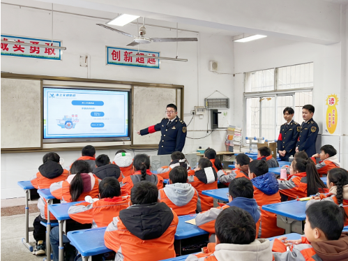 咸宁市嘉鱼县的簰洲湾镇,万里长江流经这里形成一个巨大的"c"字型弯道