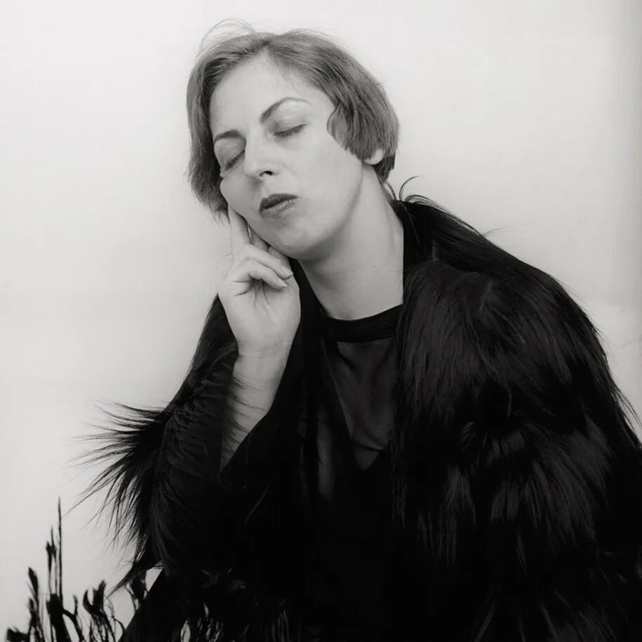 2006年,她经过堵车的伦敦哈默史密斯天桥,打开车门,跳了下去.没死成.