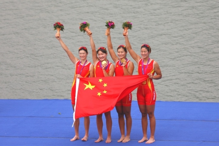 赛艇项目女子四人双桨决赛中国队获得金牌组图