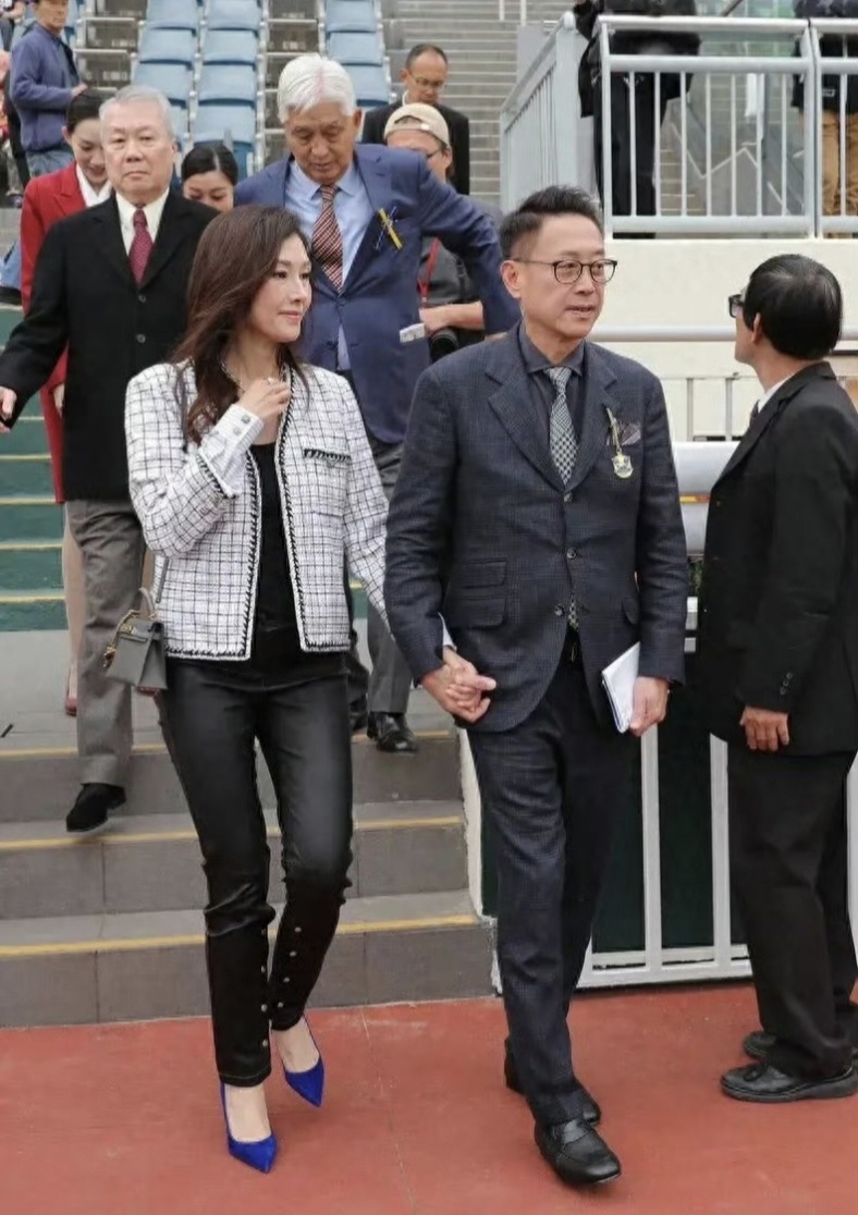 李嘉欣和许晋亨牵手出席活动,穿衣品味下降,脸色憔悴老态尽显_腾讯