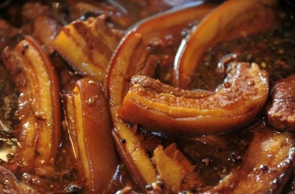 要说起来,最便捷的吃把子肉的去处还是超意兴,尽管都是工业厨房,但