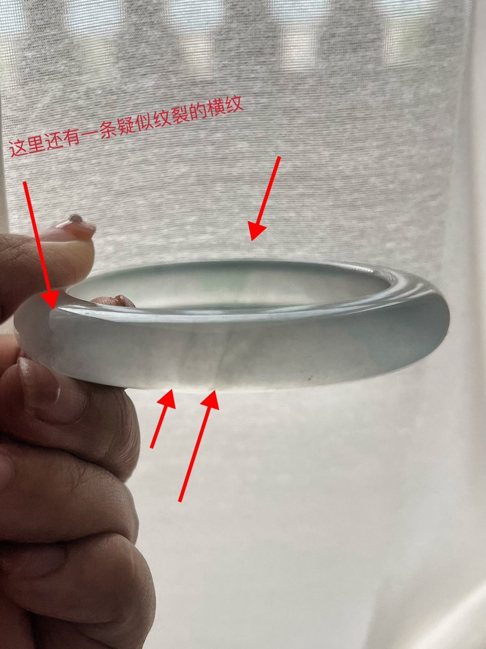 女子定制35万元翡翠手镯疑有裂纹退货遭拒商家是天然棉线公司因其遭到