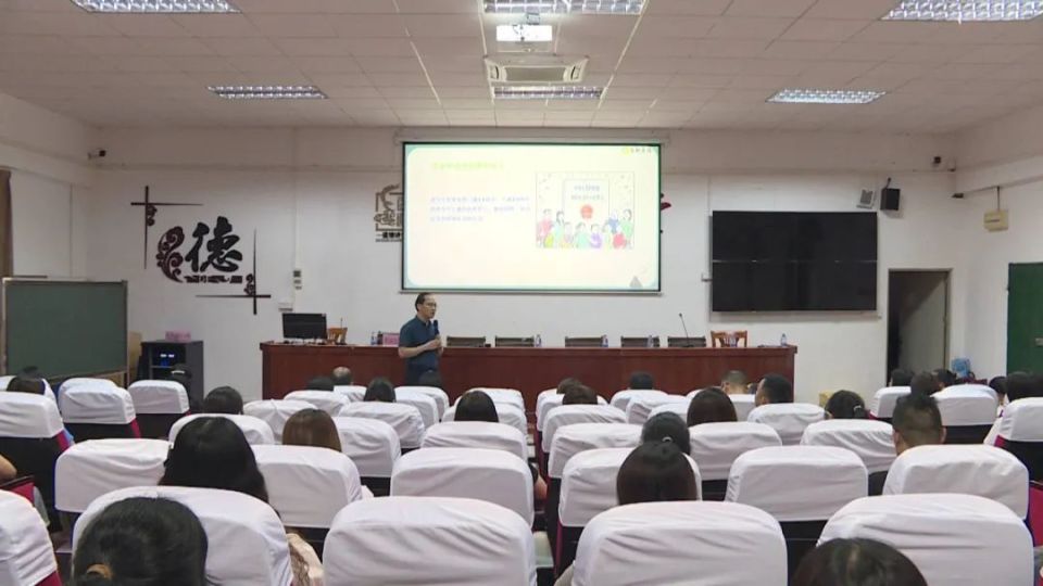 惠东实验中学开展"家教伴成长 协同育新人"家庭教育讲座