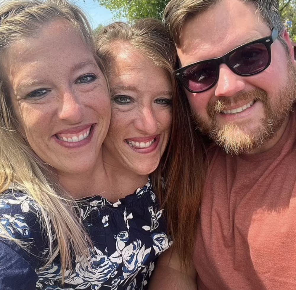 美国34岁连体双胞胎姐妹之一结婚,本人是老师,丈夫是男护士_腾讯新闻