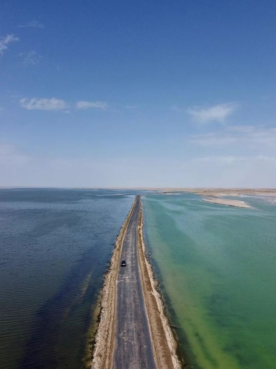 3公里长的水上公路,将湖面劈为两半,两边的湖水不同的颜色,一边呈浅