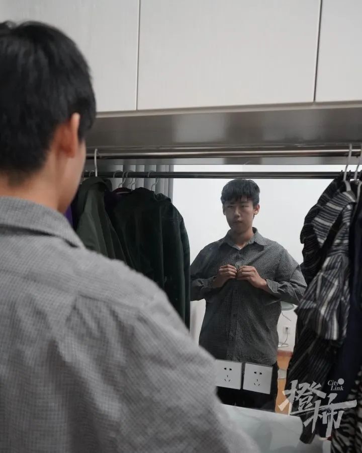 钟悦她们也有办法,选了牛仔马甲,格子衬衫,polo衫,最近又买了几款复古