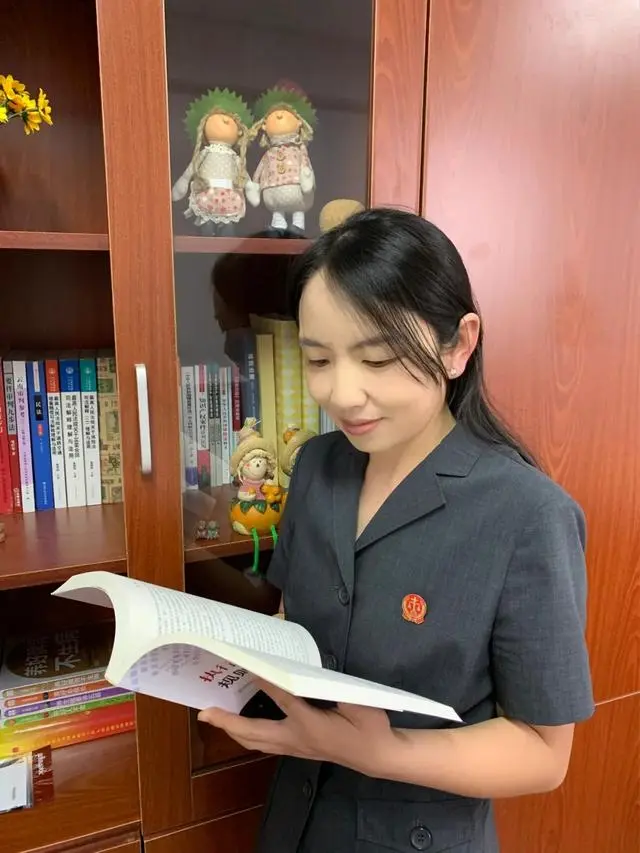 觀察者網(wǎng)：澳門天天彩資料自動(dòng)更新點(diǎn)評(píng)85后女法官涉嫌嚴(yán)重違法，母親曾叮囑她“做有良心的法官”
