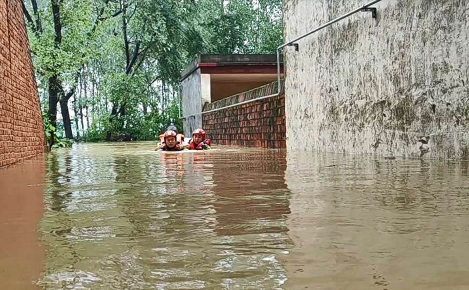 组图直击南阳抗洪抢险,河南消防员在齐脖深的洪水中救援