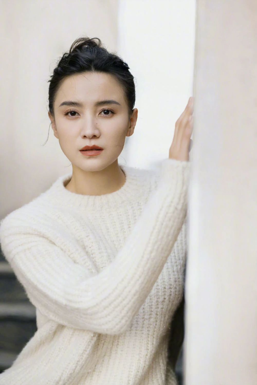 正如宋佳一样,她在事业上有所成就,在生活中有爱人相伴.