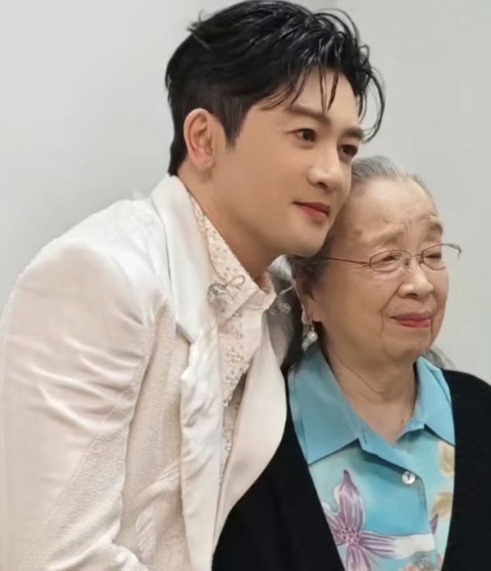 88岁李明启去看演唱会,行动不便要人搀扶,和苏有朋合影掀回忆杀