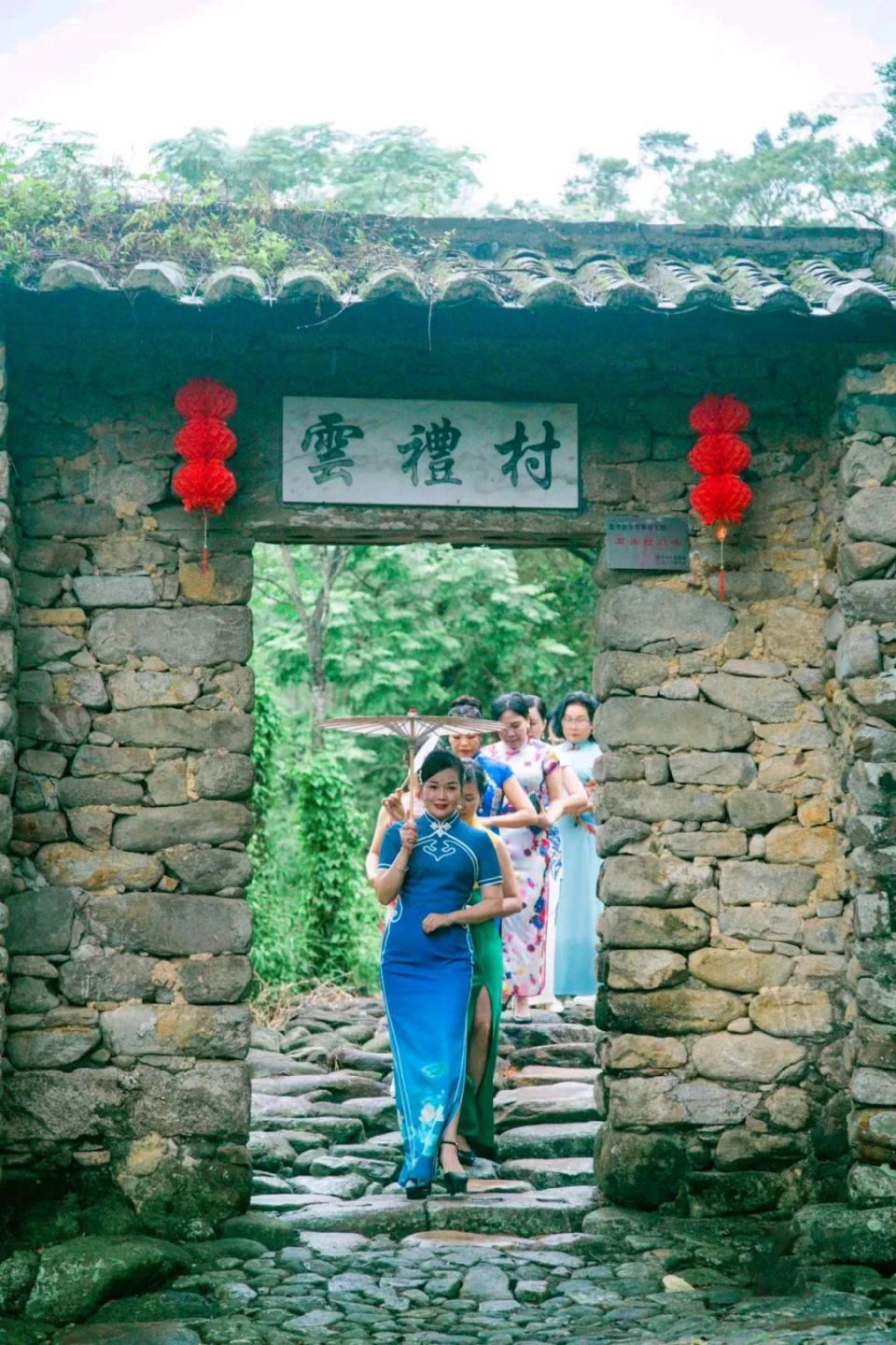 在云礼石头村巧夺天工的石头建筑里,领略古朴的民俗民风.