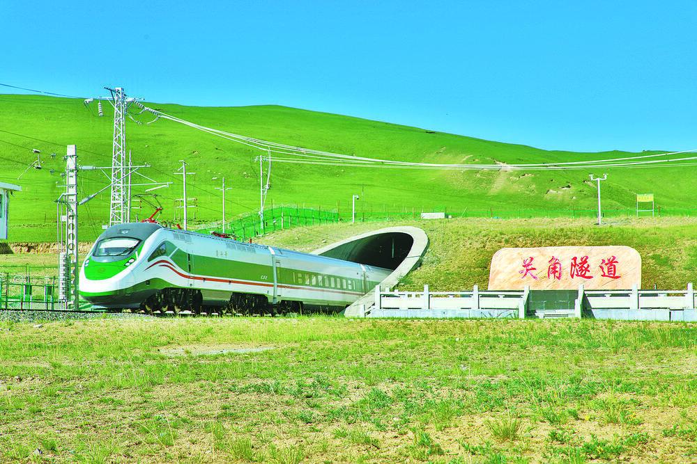 动车组试验列车在青藏铁路西格段上线运行复兴号动车将于7月1日正式