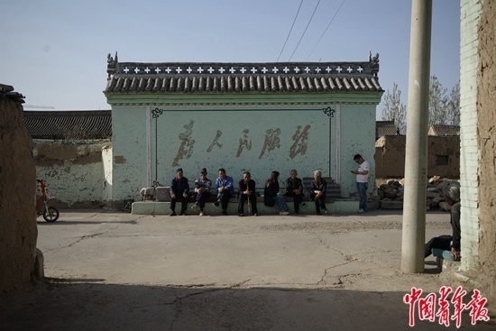 父亲走了,留下满墙的晚年心事