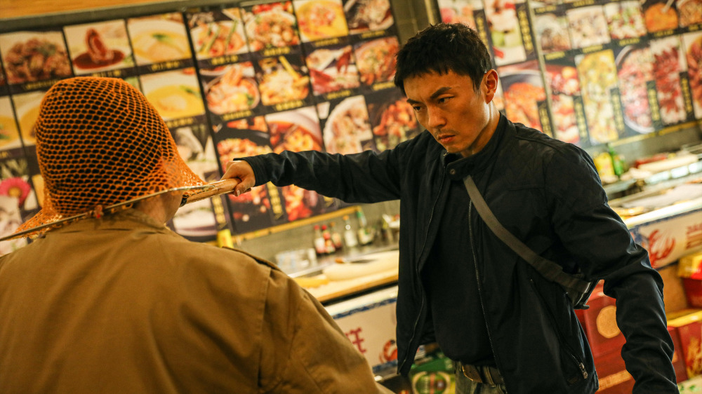 《东北警察故事2》剧照,李红旗在餐馆利用捞鱼网与对手打斗
