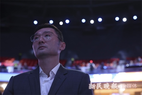 以城之名，从“炜”离开，上海男篮为刘炜举行球衣退役仪式_腾讯新闻