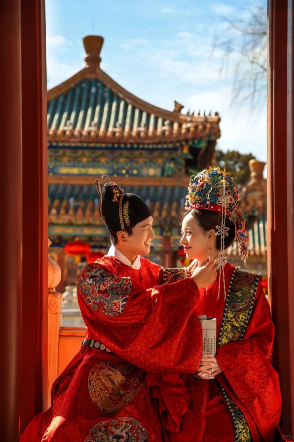 俊男靓女王蔷晒结婚照凤冠霞帔锦衣华裳
