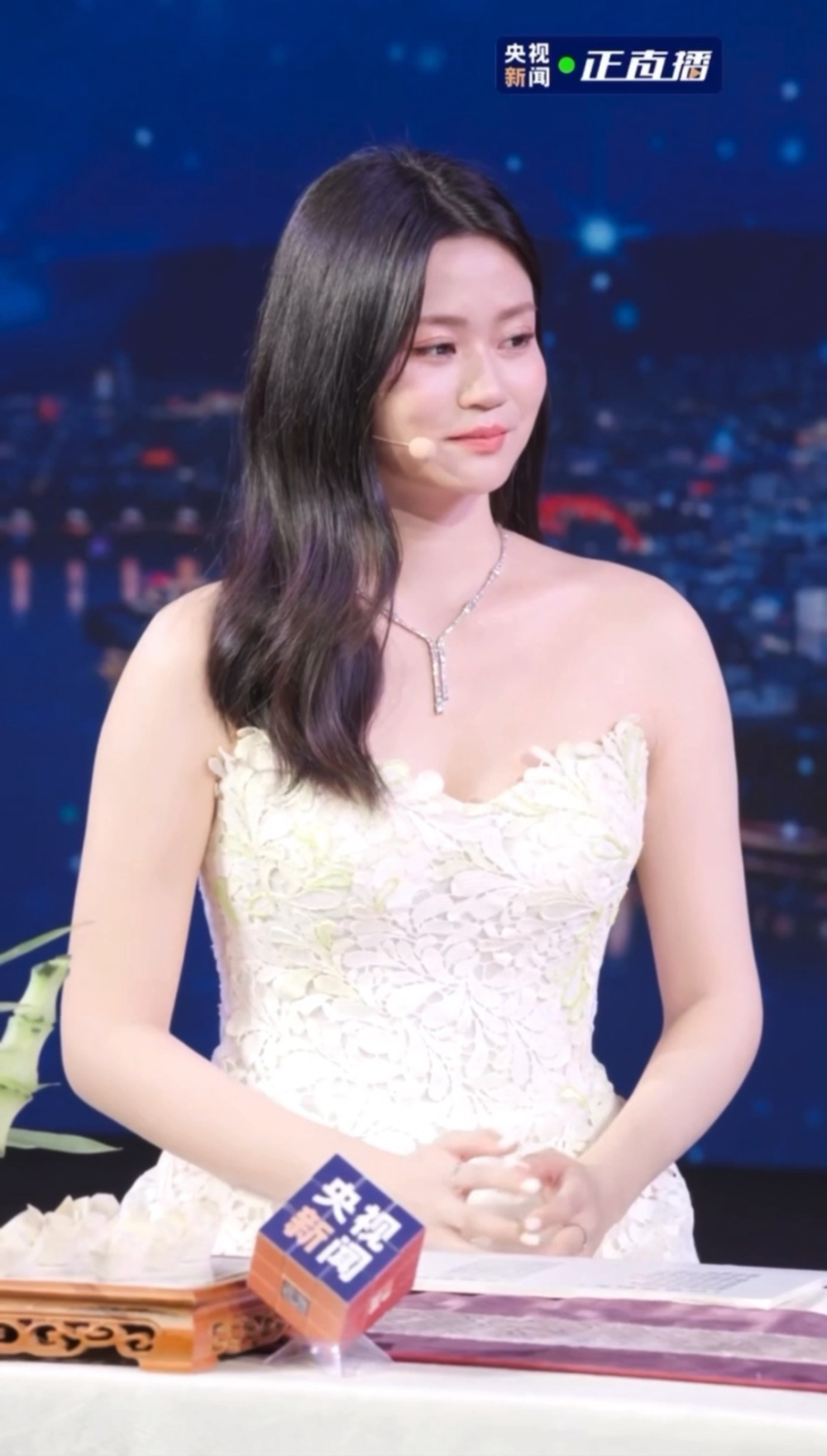 并表示兴文的大抄手刘瑾睿立刻就猜到摆放在台上的美食是主持人一提到