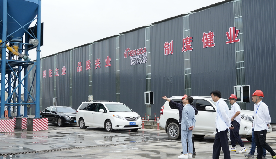 10月13日上午,上海市台州商会名誉会长,腾达建设集团名誉董事长叶林富