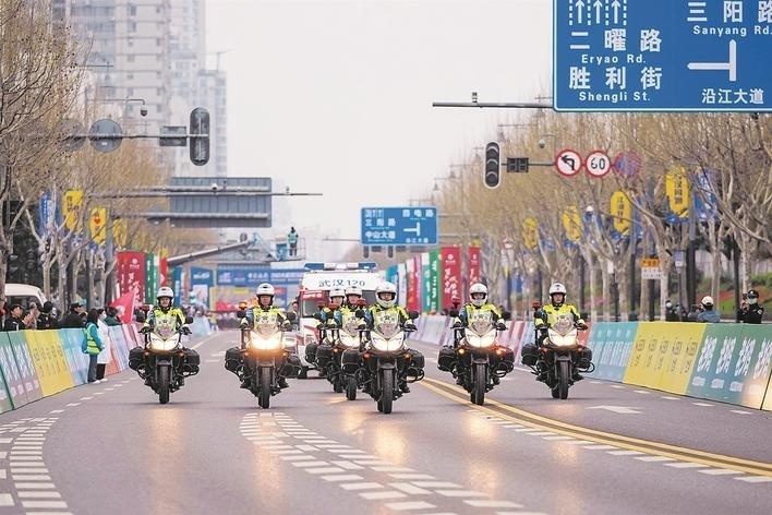 武汉公安水陆空轨立体护航汉马赛后30分钟道路就恢复通行