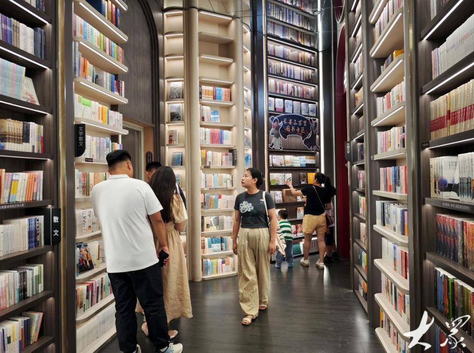 淄博海岱楼钟书阁有着"中国最美书店"之称,海岱楼采用汉代建筑风格,以