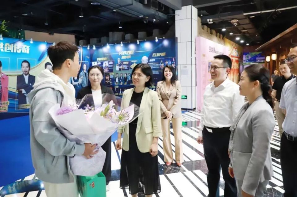 国务院台办新闻局副局长,新闻发言人朱凤莲一行来昆调研