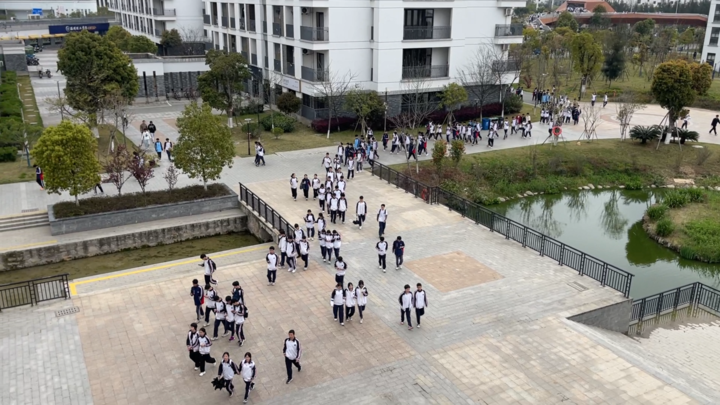 麻辣烫,厦门糖水铺,海南鸡饭……温州这所中学把美食广场搬进了食堂